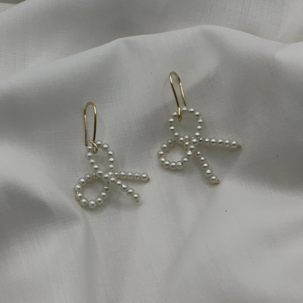Pearly bow earrings