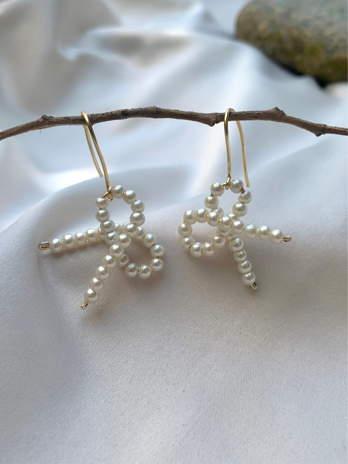 Pearly bow earrings